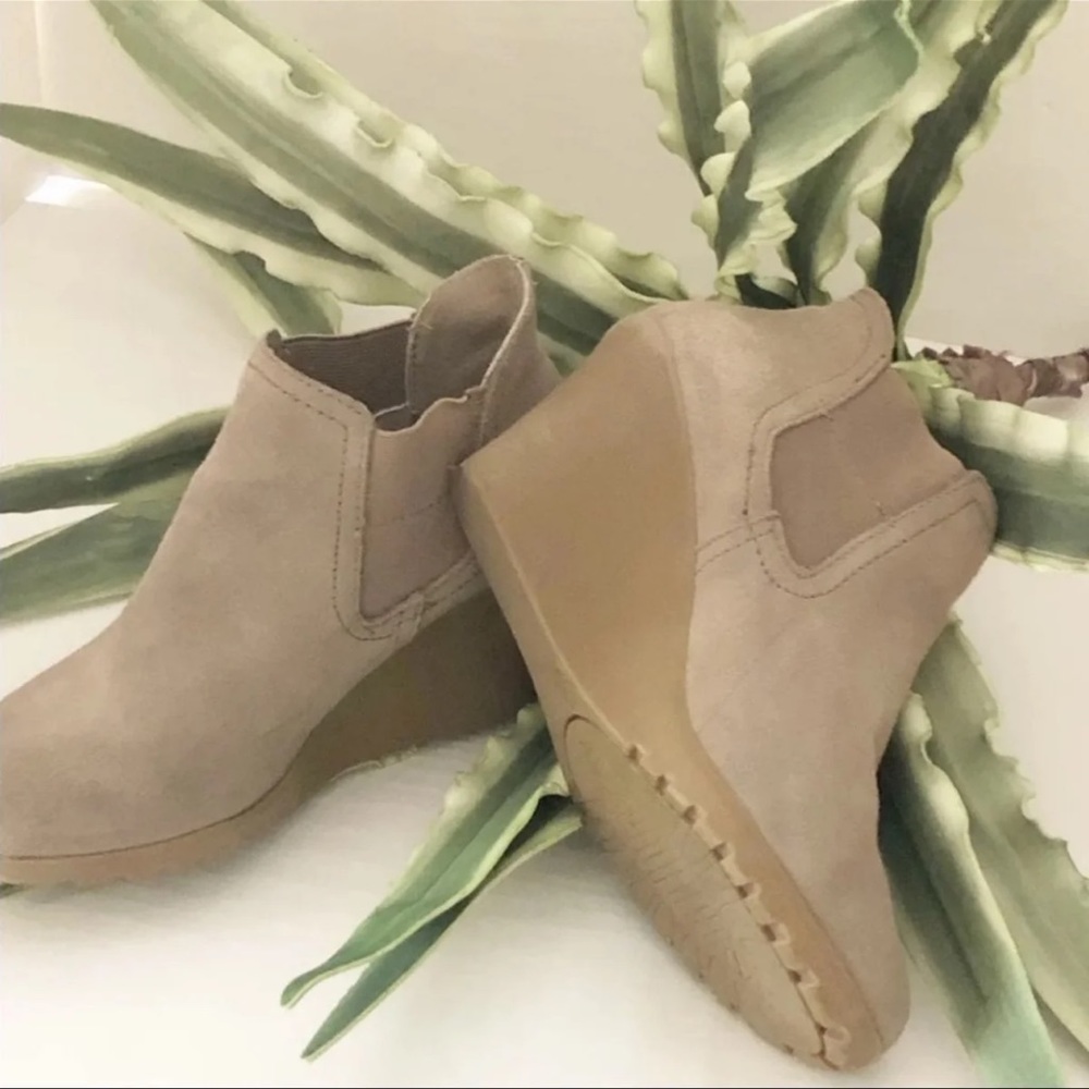 WHITE MOUNTAIN INTEGRA TAN SLIP ON SUEDE BOOTIE. SZ 8.5
